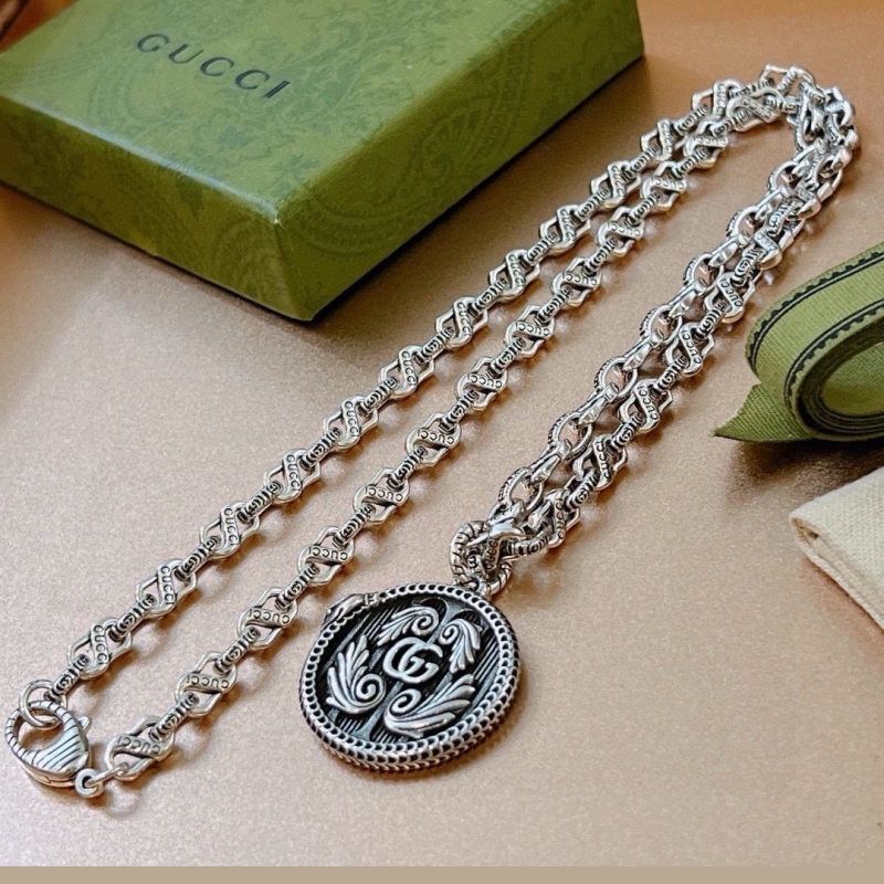 G*u*i necklaces